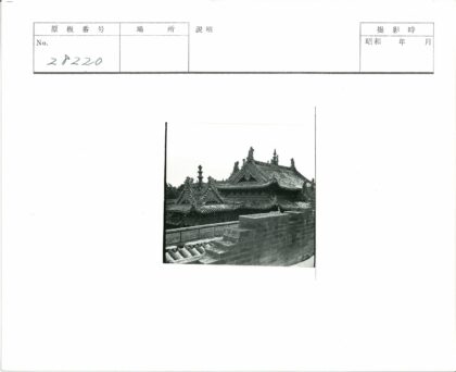 传统木制屋顶与砖墙建筑细节.jpg