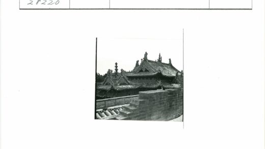 传统木制屋顶与砖墙建筑细节.jpg