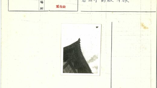 传统木制屋顶多云天空背景.jpg