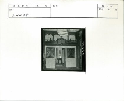 传统木制建筑室内装饰与灯笼.jpg