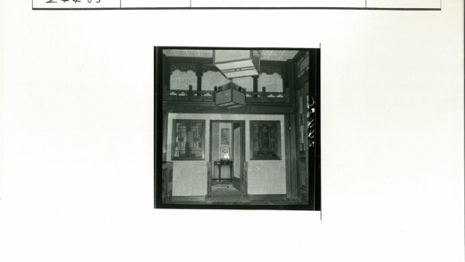 传统木制建筑室内装饰与灯笼.jpg