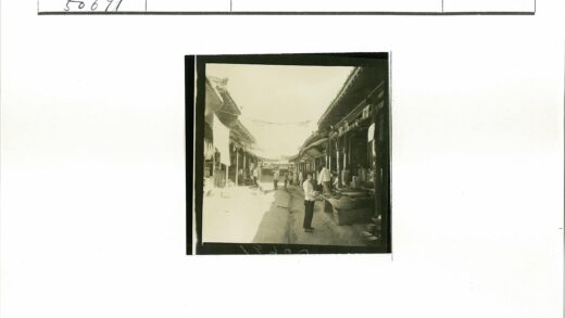 传统木制建筑街道生活场景.jpg