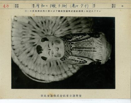 传统木娃娃与扇形装饰.jpg