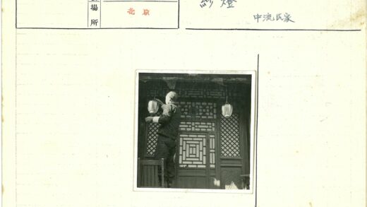 传统木屋挂灯笼.jpg