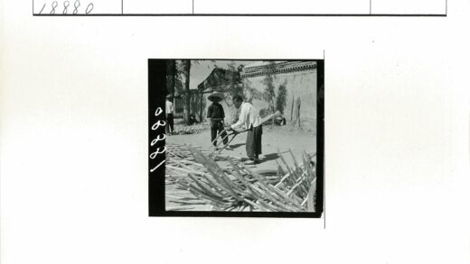 传统木工庭院劳作场景.jpg