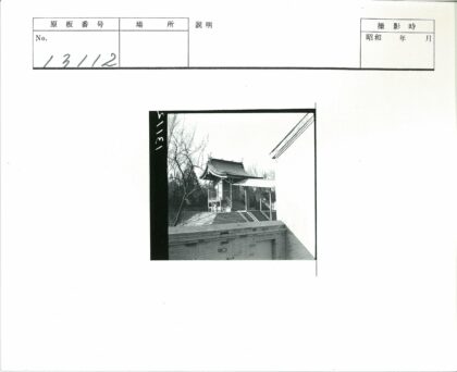 传统木建筑与冬日树影.jpg