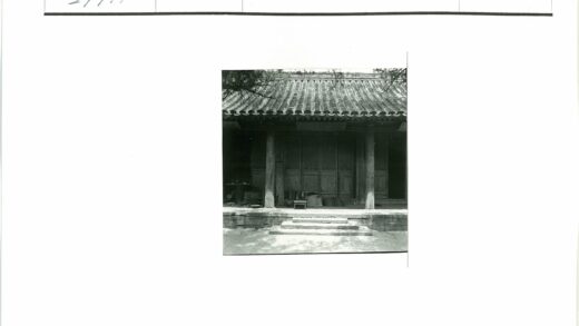 传统木建筑与台阶下的家具.jpg