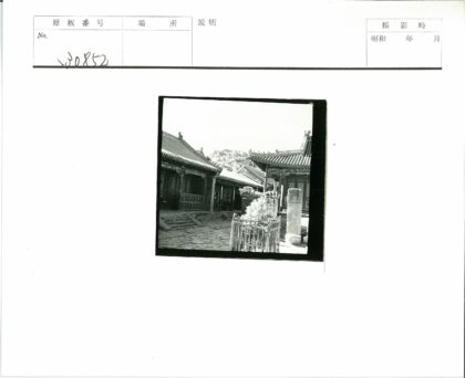 传统木建筑与石径小树景.jpg