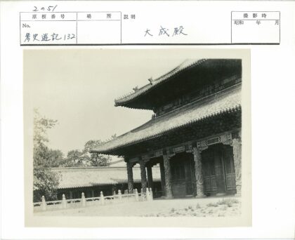 传统木建筑与石栅栏景观.jpg