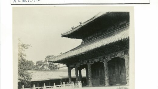 传统木建筑与石栅栏景观.jpg