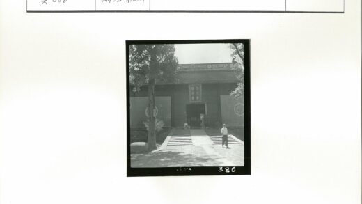 传统木建筑入口人物与自然景致.jpg