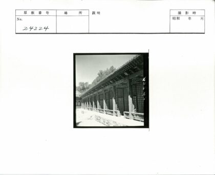 传统木建筑格子窗与华丽屋顶.jpg