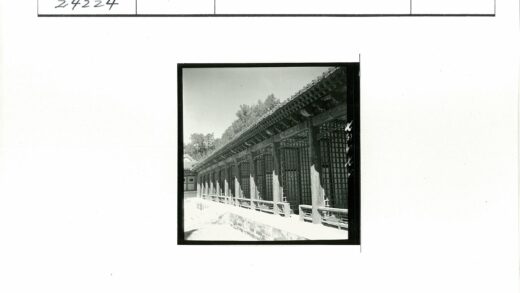 传统木建筑格子窗与华丽屋顶.jpg