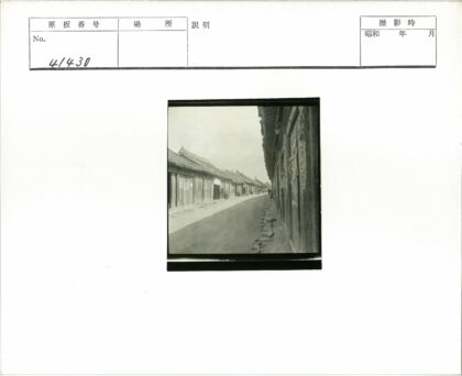 传统木建筑狭窄街道景观.jpg