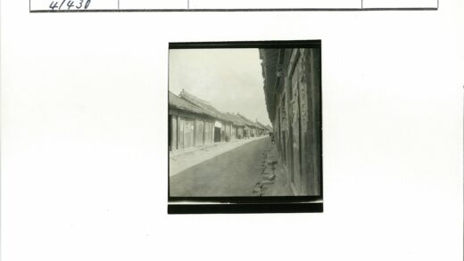 传统木建筑狭窄街道景观.jpg