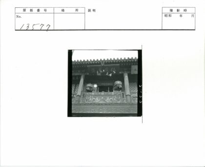 传统木建筑雕刻与灯笼装饰立面.jpg