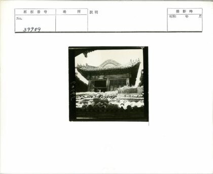 传统木建筑雕刻瓦顶.jpg