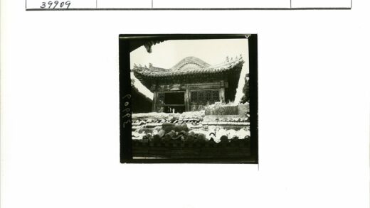 传统木建筑雕刻瓦顶.jpg