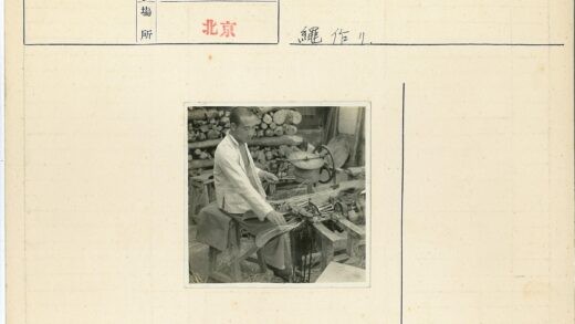 传统木材加工车间工作场景.jpg