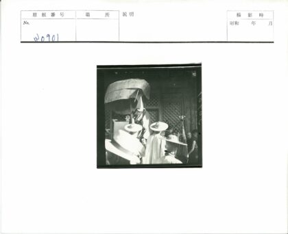 传统木构建筑与格子门窗.jpg