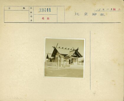 传统木构建筑与灯笼庭院景观.jpg