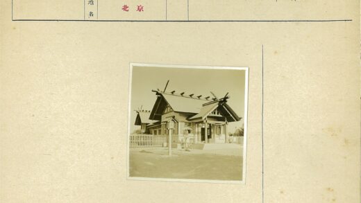 传统木构建筑与灯笼庭院景观.jpg