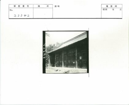 传统木构建筑与自然庭院景观.jpg