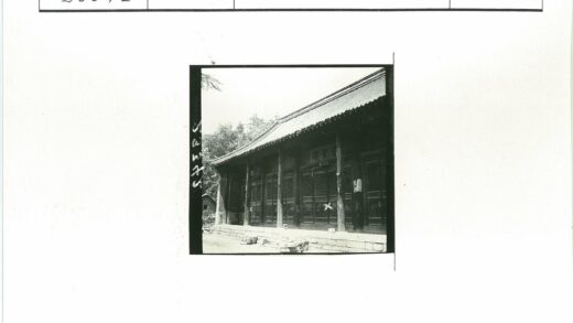 传统木构建筑与自然庭院景观.jpg