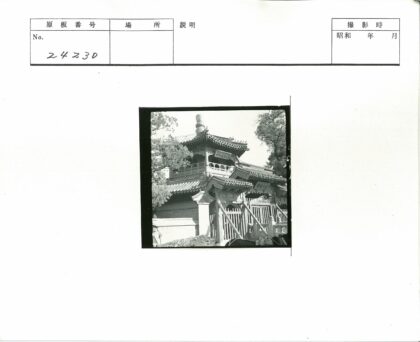 传统木构建筑与自然景观.jpg