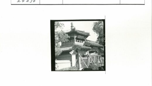 传统木构建筑与自然景观.jpg
