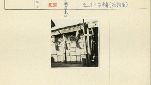 传统木构建筑与路标街景.jpg