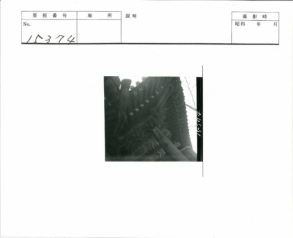 传统木构建筑雕刻与横梁细节.jpg