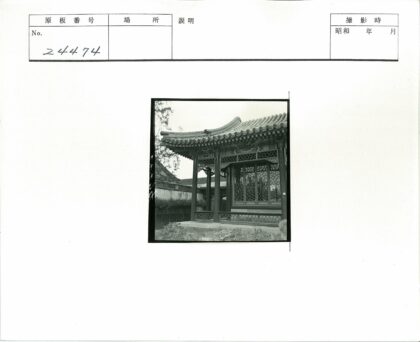 传统木构格子瓦顶建筑.jpg
