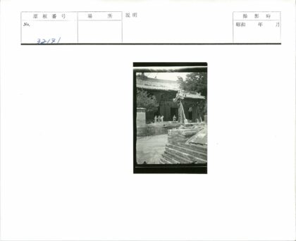 传统木构瓦顶建筑与废墟景观.jpg
