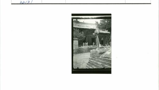 传统木构瓦顶建筑与废墟景观.jpg