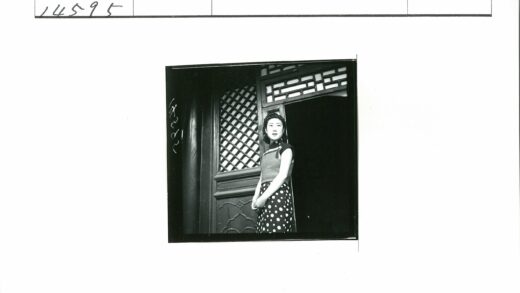 传统木格几何图案入口前的妇女.jpg