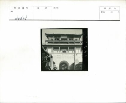 传统木梁瓦顶多层建筑街景.jpg