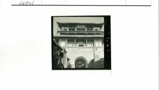 传统木梁瓦顶多层建筑街景.jpg