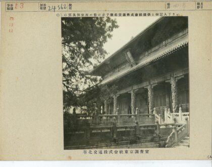 传统木楼雕花楼梯与格子门.jpg