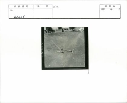 传统木犁与土坯建筑风光.jpg