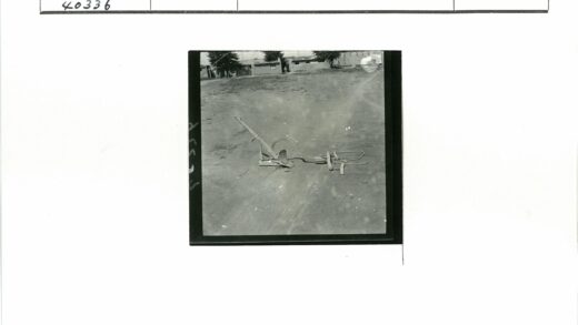 传统木犁与土坯建筑风光.jpg