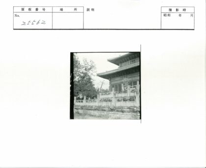 传统木石建筑与花园景观.jpg