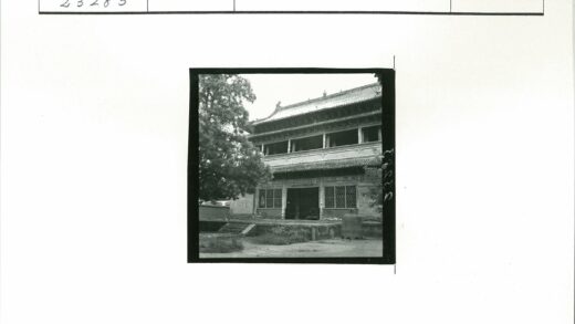 传统木窗两层建筑绿树环绕.jpg