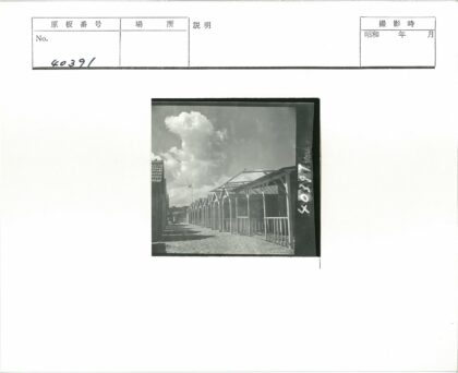 传统木结构建筑与旗杆景观.jpg