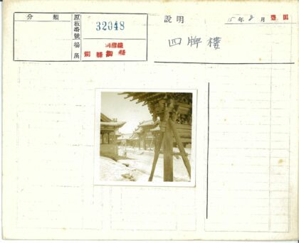 传统木结构建筑与行人景观.jpg