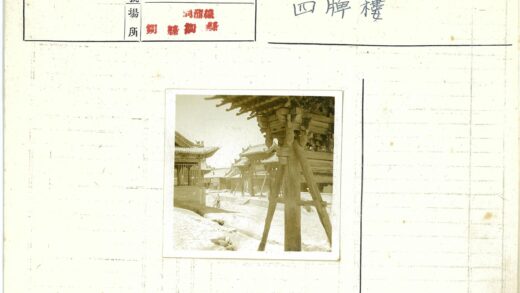 传统木结构建筑与行人景观.jpg