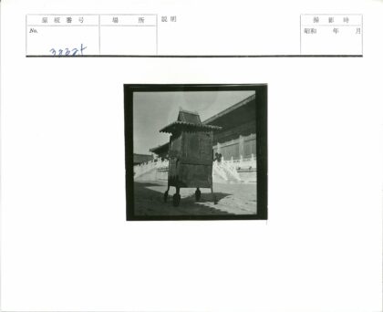 传统木结构建筑细节与楼梯装饰.jpg