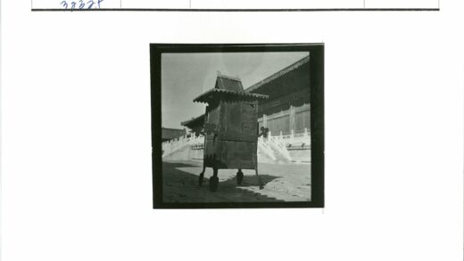 传统木结构建筑细节与楼梯装饰.jpg