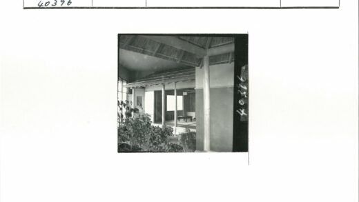 传统木结构茅草屋室内景观.jpg