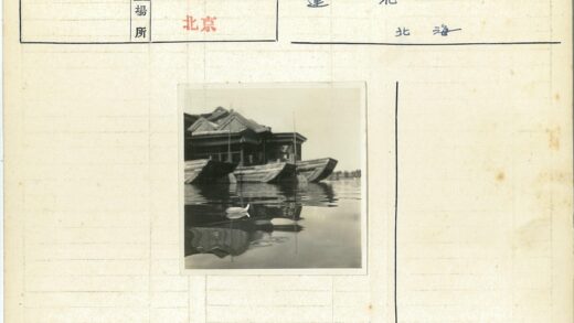 传统木船停靠水乡瓦屋.jpg